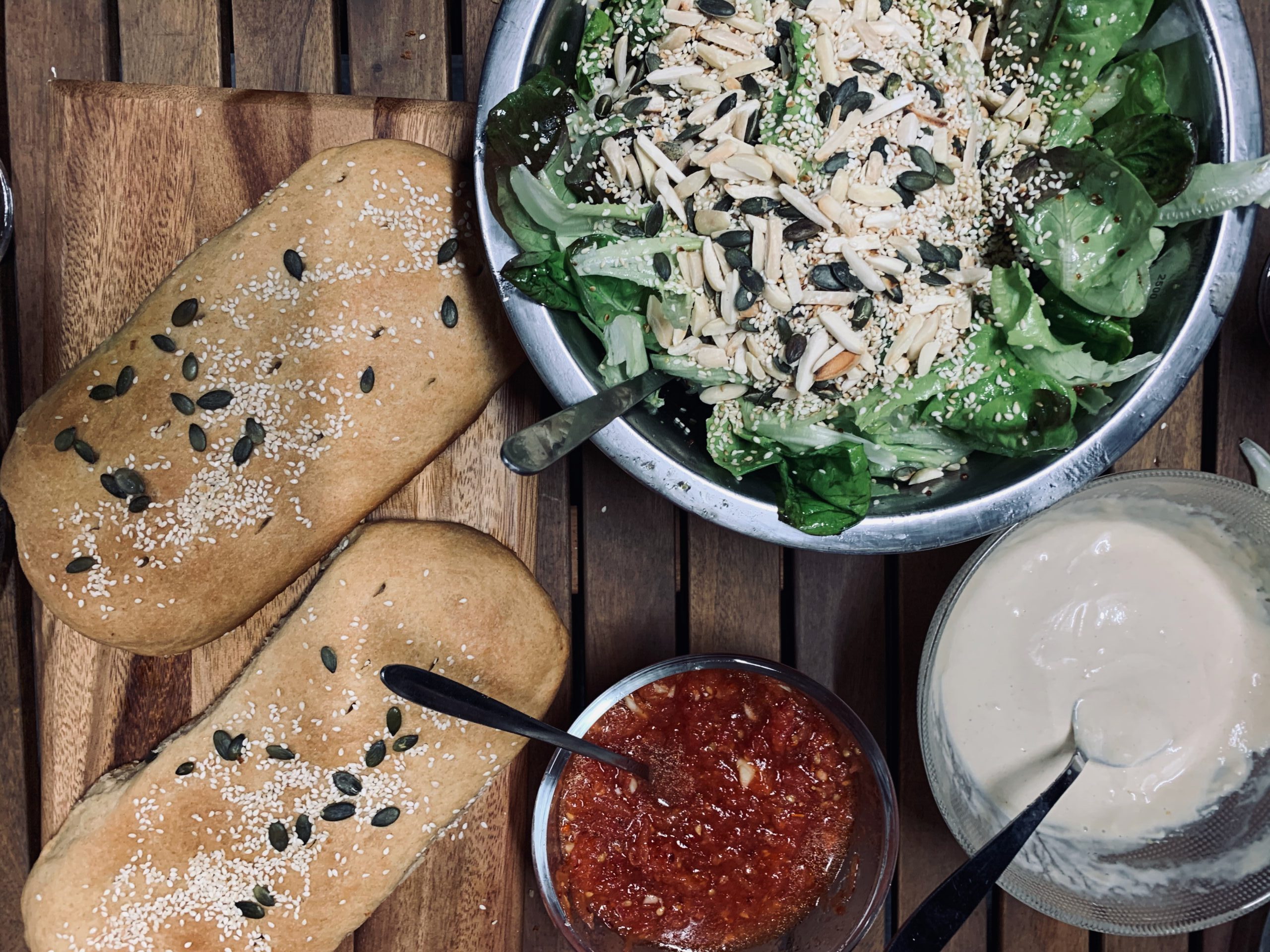 סלט סלנובה, טחינה, עגבניות שום וצ׳ילי ופוקצ׳ה כוסמין